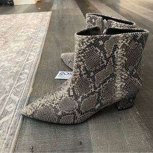 Snake print boots size 6 brand new never worn